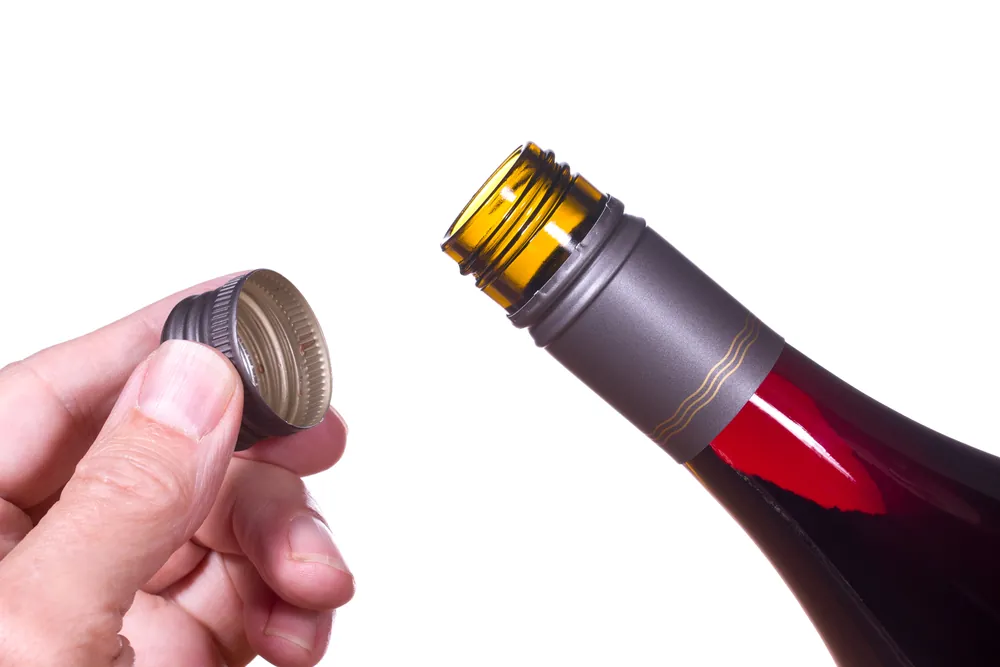 Perché scegliere il tappo a vite? Foto di bottiglie di vino con il tappo a vite