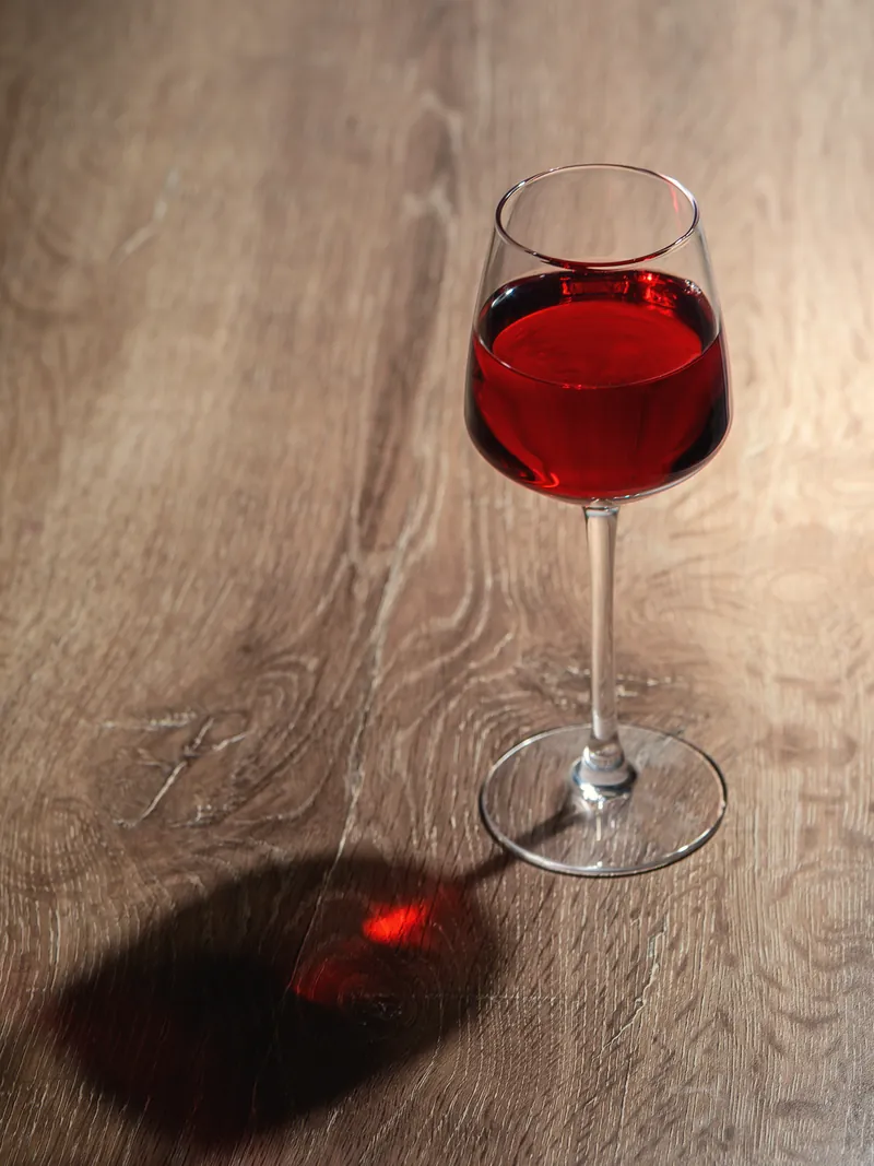 Calice di vino rosso su un tavolo di legno